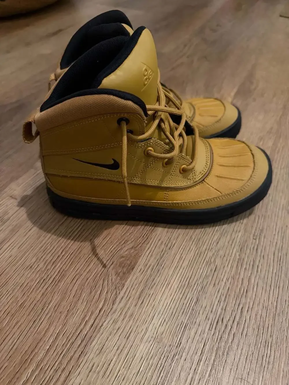 Nike Manoa ACG Youth Boots Size 3Y Wheat Gold